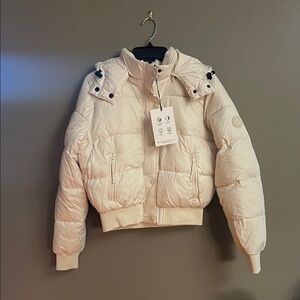 Hollister Ultimate Puffer Jacket in Cream